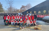 “大雪如约至 志愿暖人心”青年志愿者协会开展校园周边积雪清扫活动